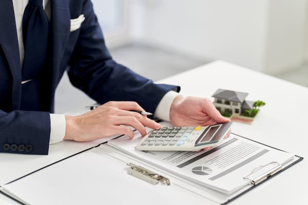 Investisseur calculant l'amortissement fiscal du dispositif Jeanbrun